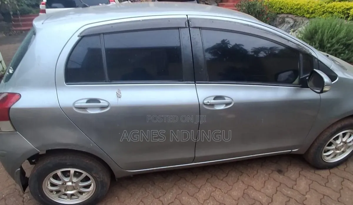Toyota Vitz 2007 Silver