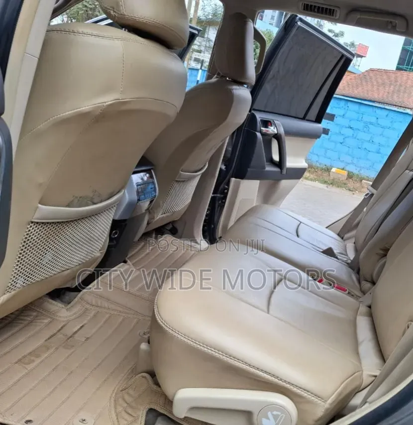 Toyota Land Cruiser Prado KAKADU 2011 Gray