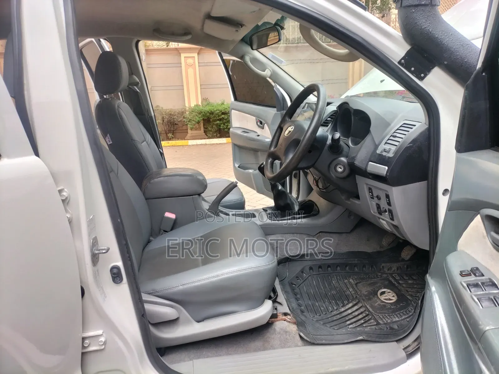 Toyota Hilux 2010 White