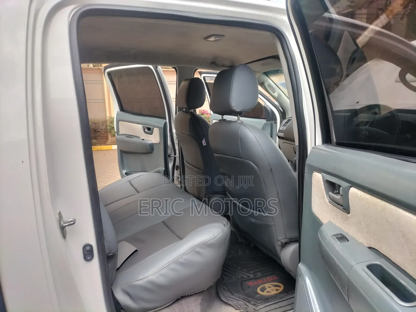 Toyota Hilux 2010 White