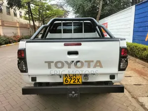 Toyota Hilux 2010 White