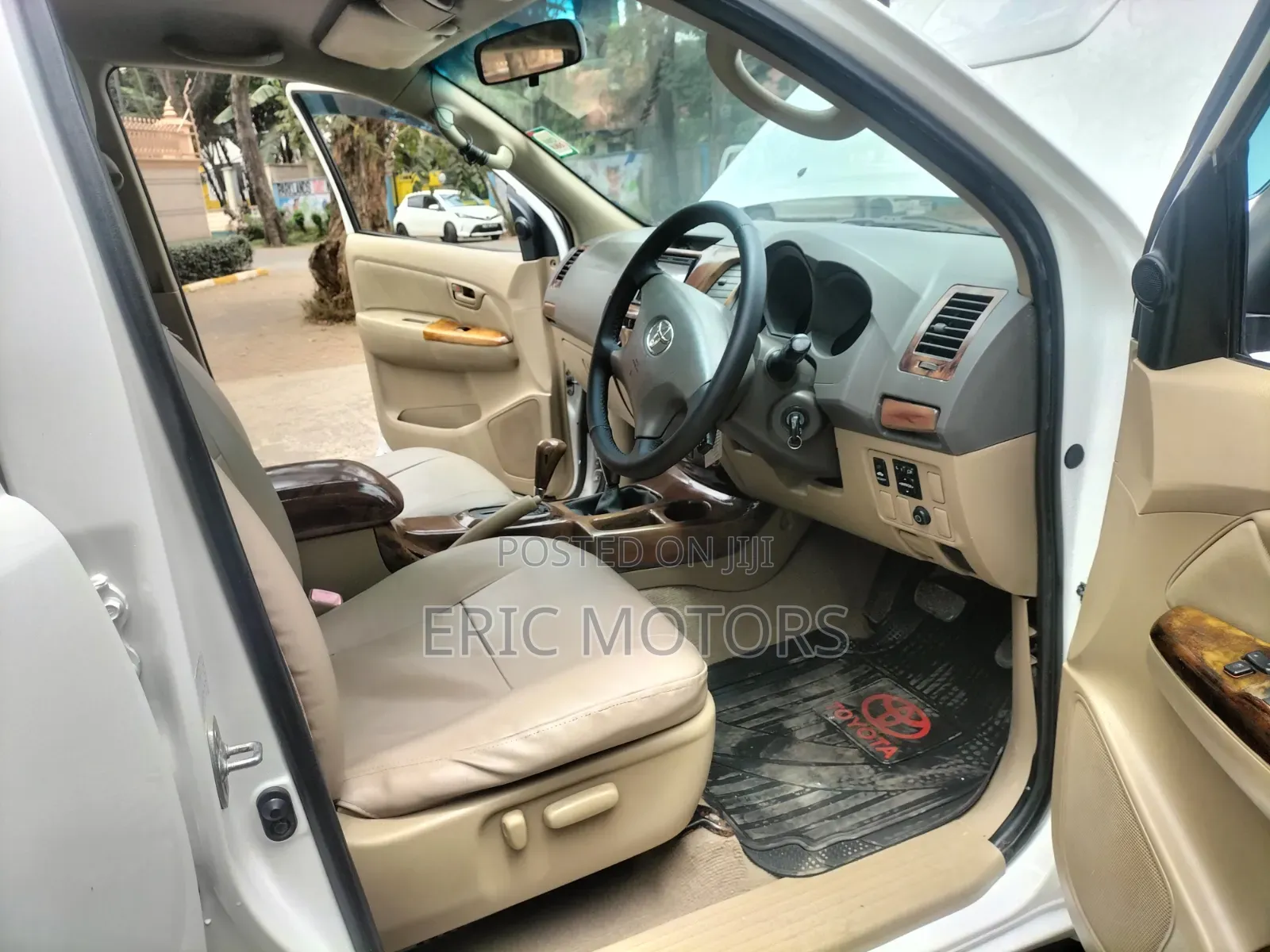 Toyota Hilux 2011 White