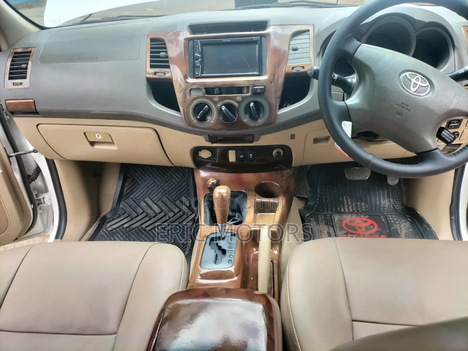 Toyota Hilux 2011 White