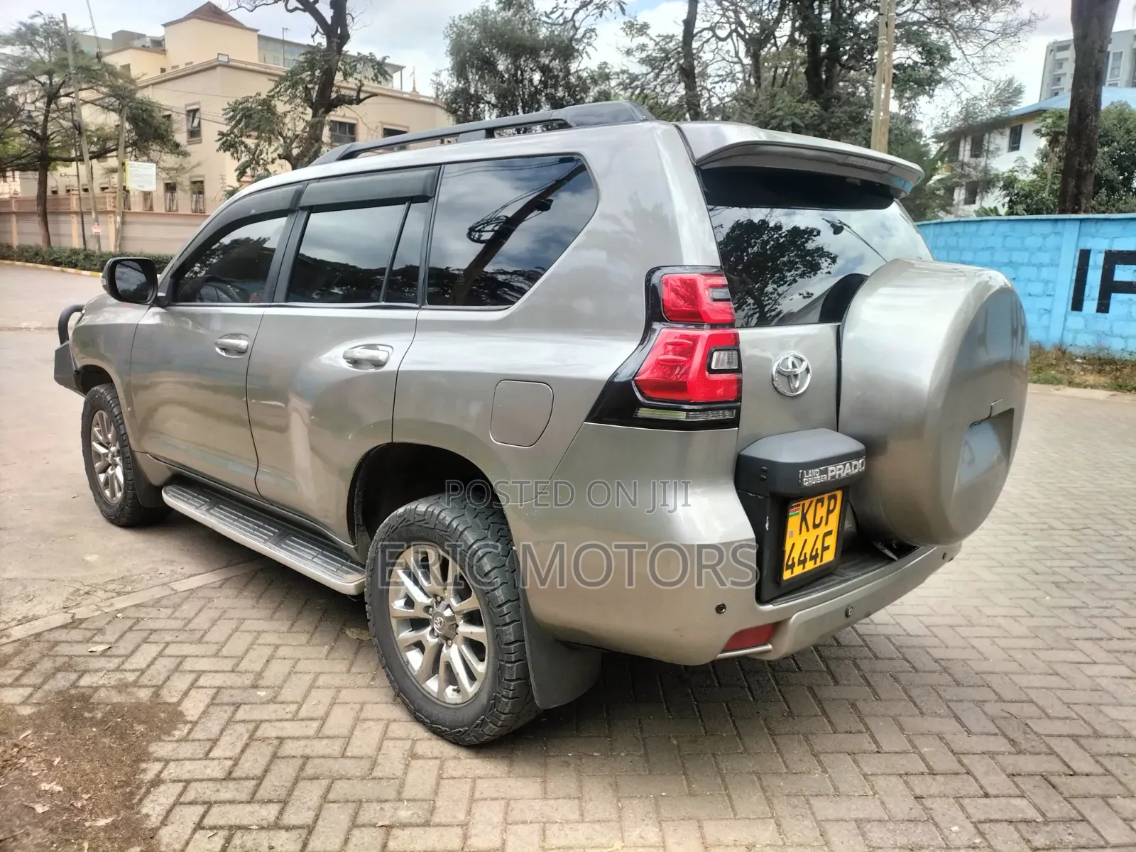 Toyota Land Cruiser Prado KAKADU 2013 Gray