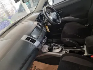 Mitsubishi Outlander 2011 Pearl