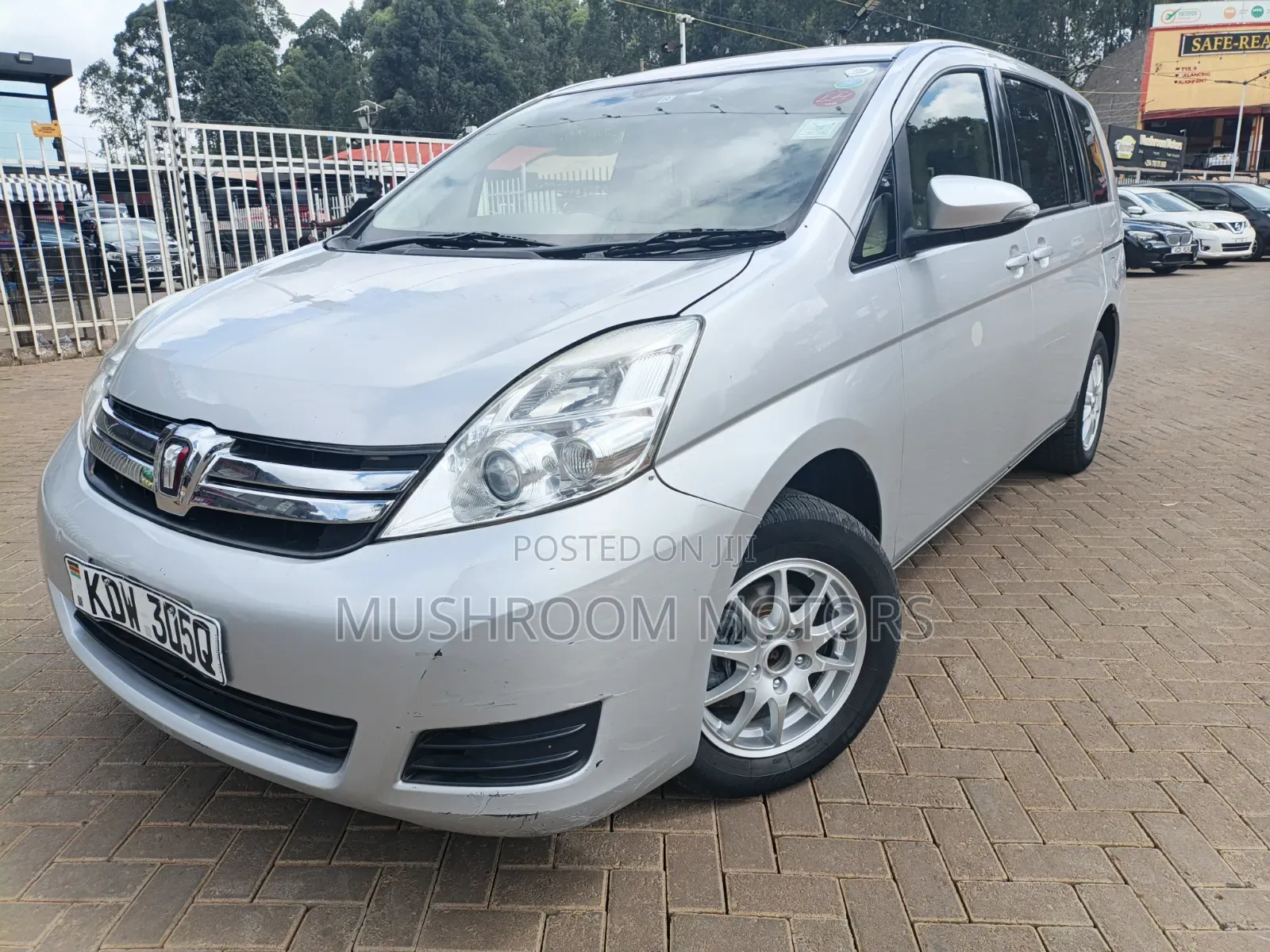 Toyota ISIS 2017 Silver