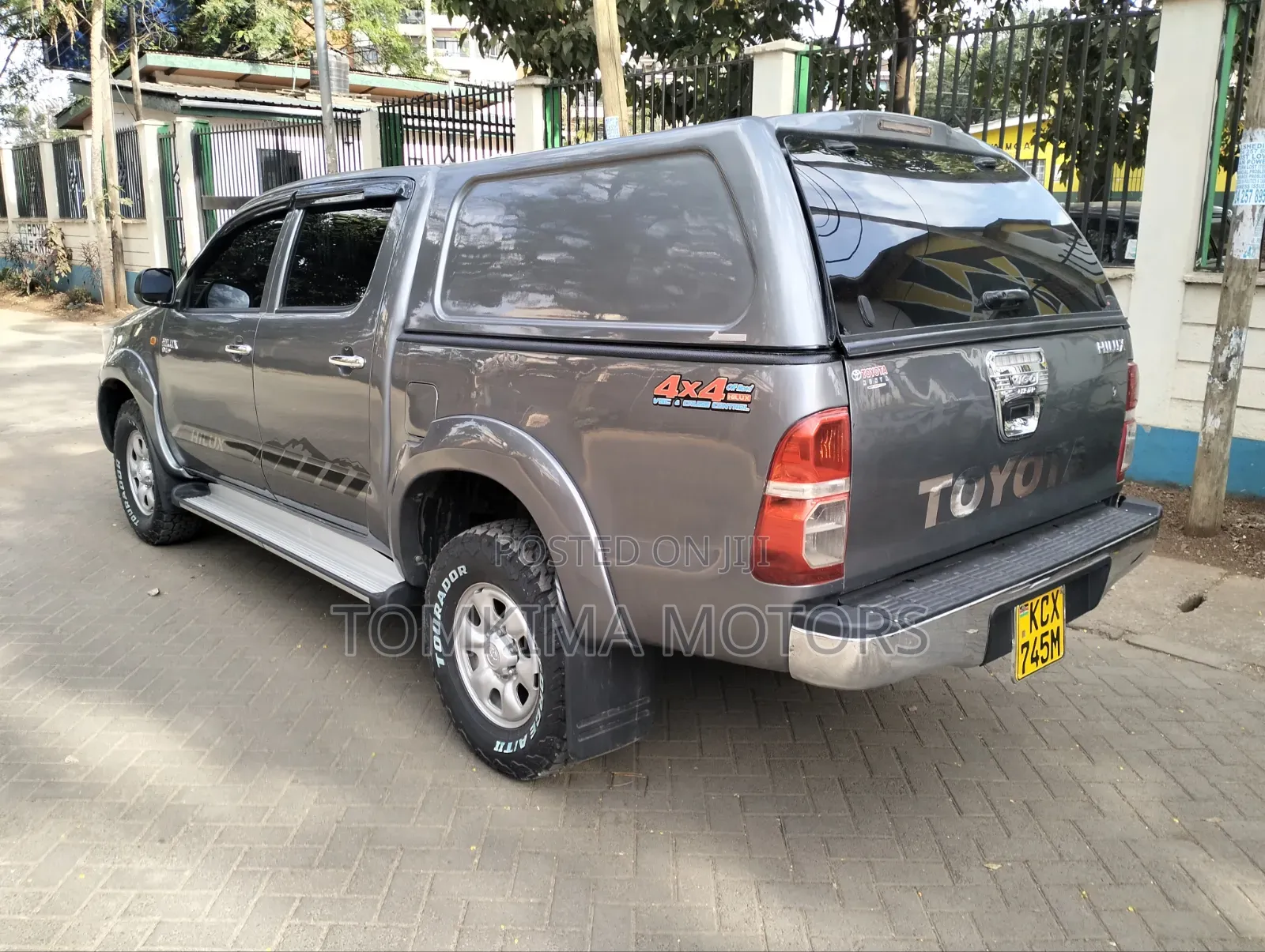Toyota Hilux 2013 Gray