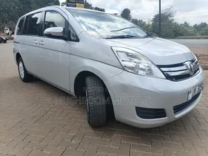 Toyota ISIS 2017 Silver