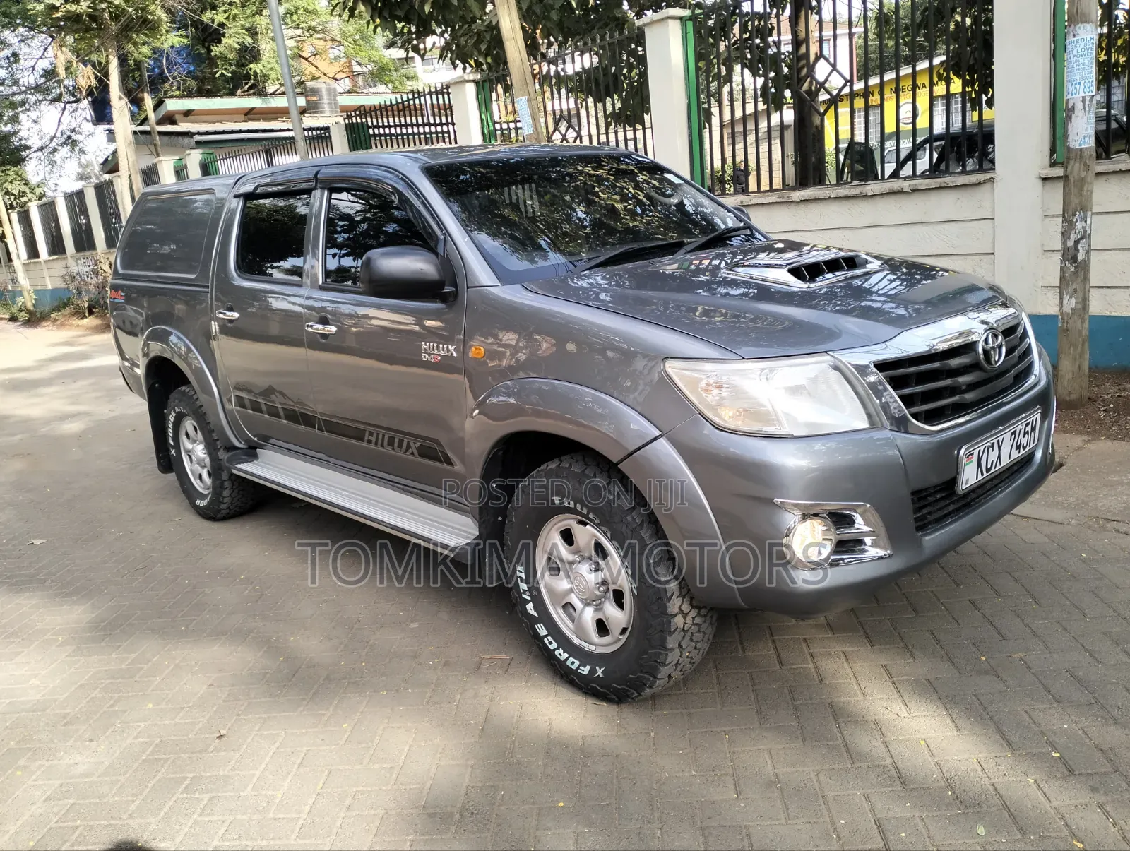 Toyota Hilux 2013 Gray