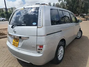 Toyota ISIS 2017 Silver