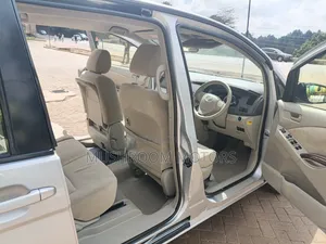 Toyota ISIS 2017 Silver