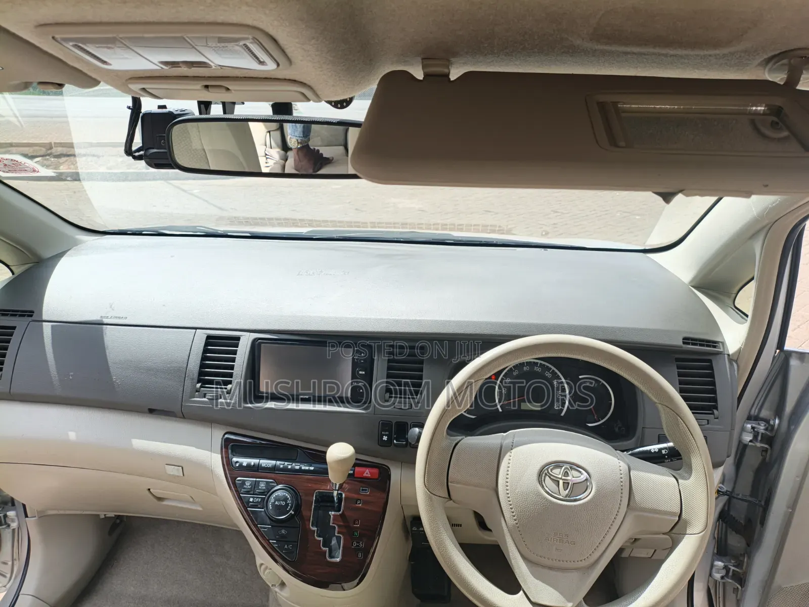 Toyota ISIS 2017 Silver