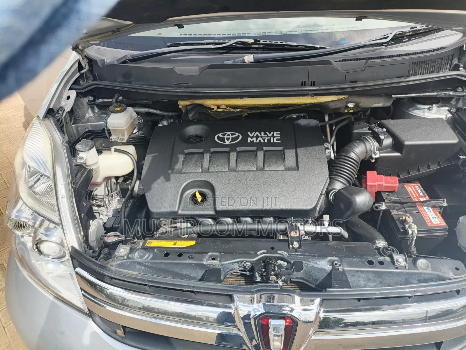 Toyota ISIS 2017 Silver