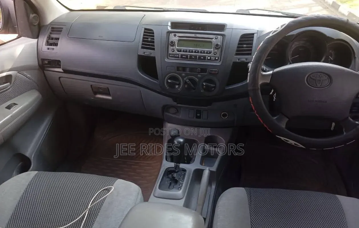 Toyota Hilux 2.5 Cab 2005 Gray