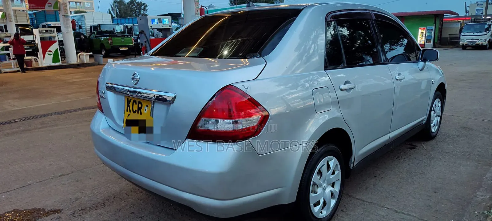 Nissan Tiida 2011 Silver