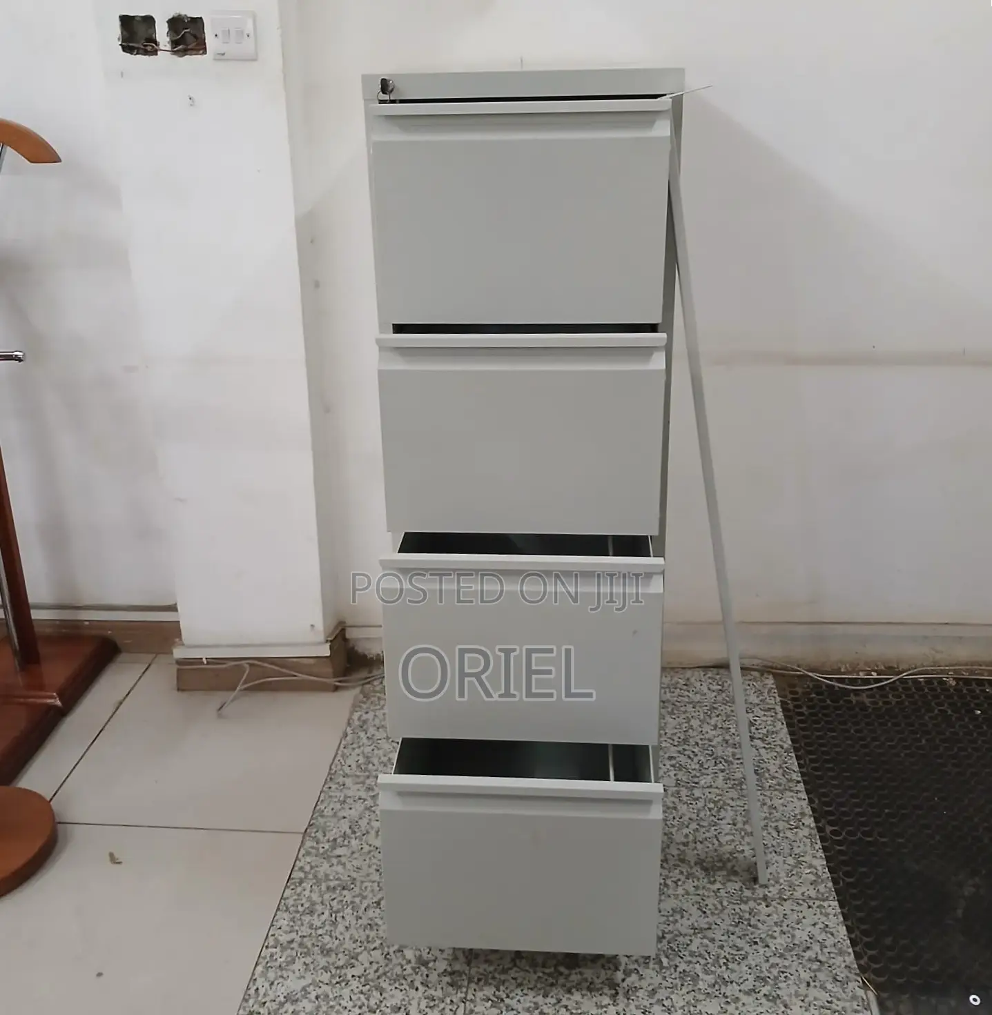 4-Drawer Cabinet With Vertical Locking Bar : Lockable Office Cabinet