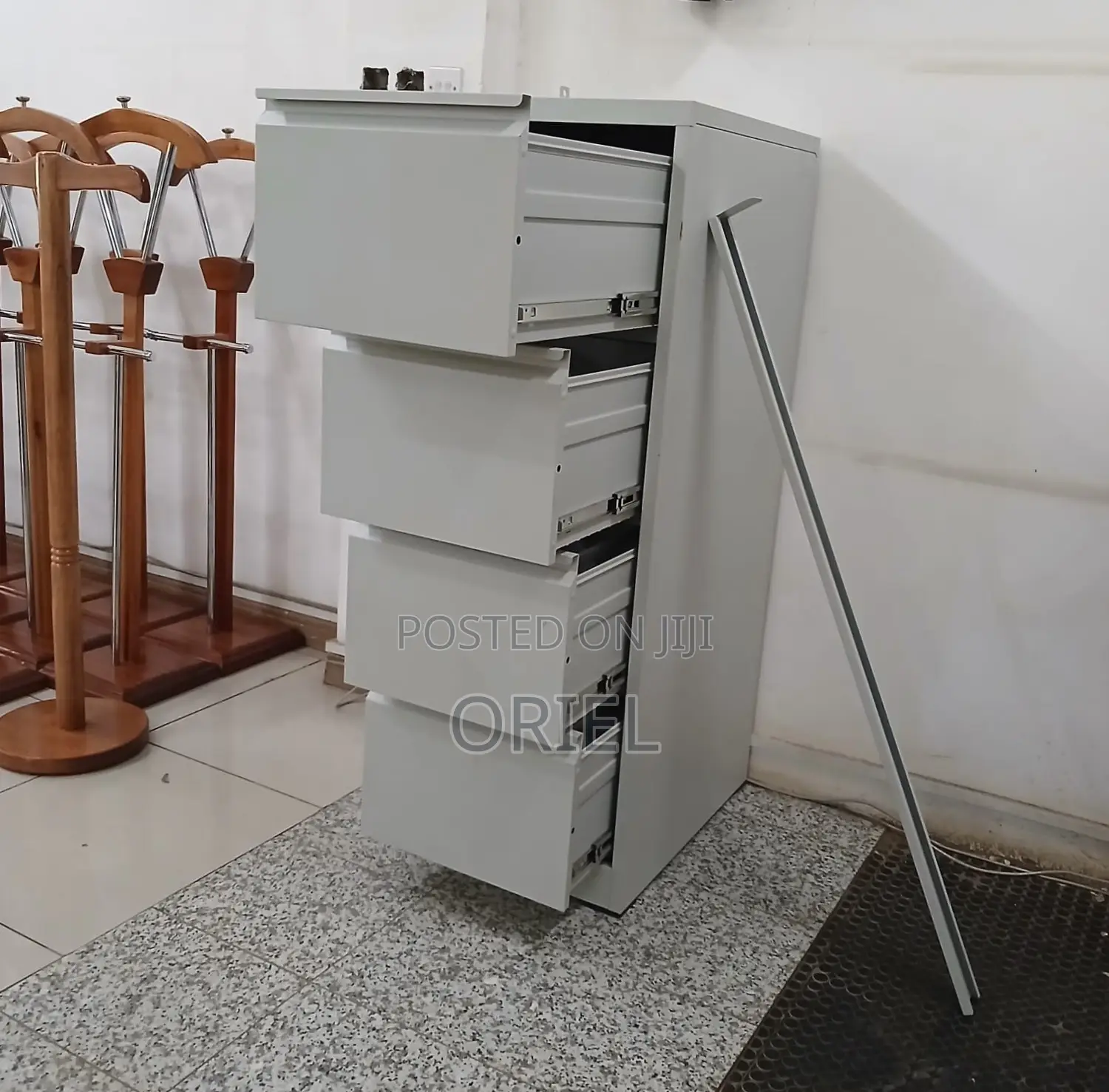 4-Drawer Cabinet With Vertical Locking Bar : Lockable Office Cabinet