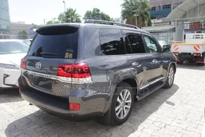 Toyota Land Cruiser 4.6 V8 ZX 2020 Gray