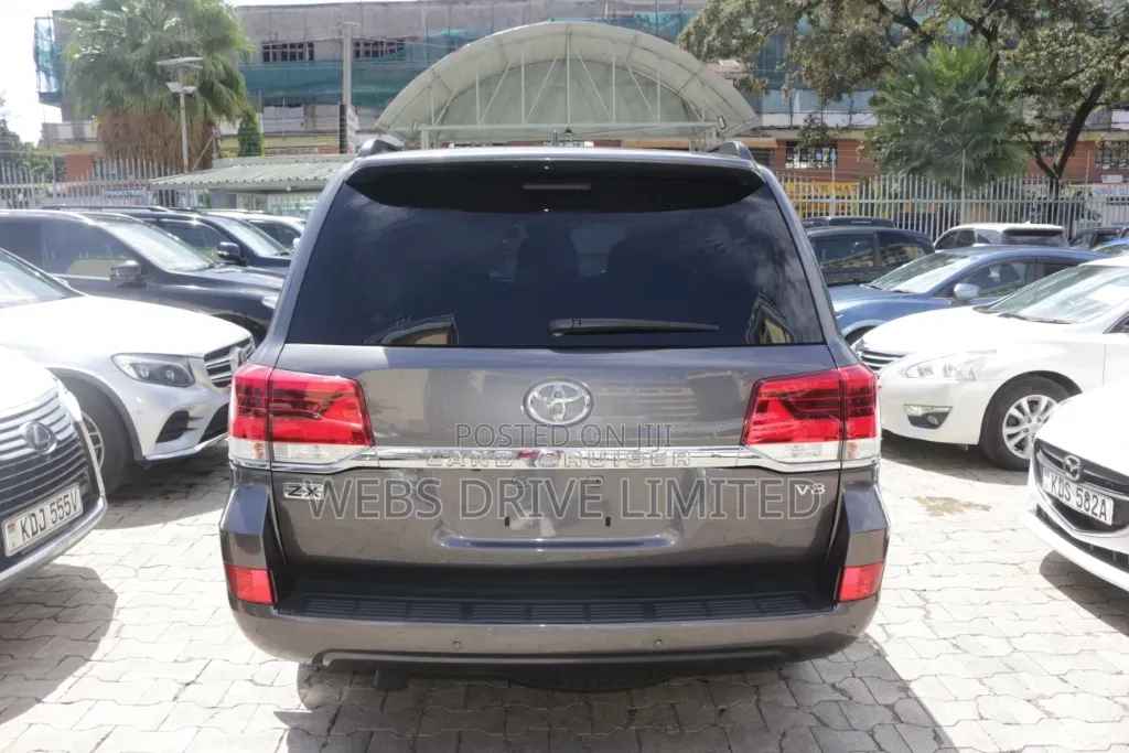 Toyota Land Cruiser 4.6 V8 ZX 2020 Gray