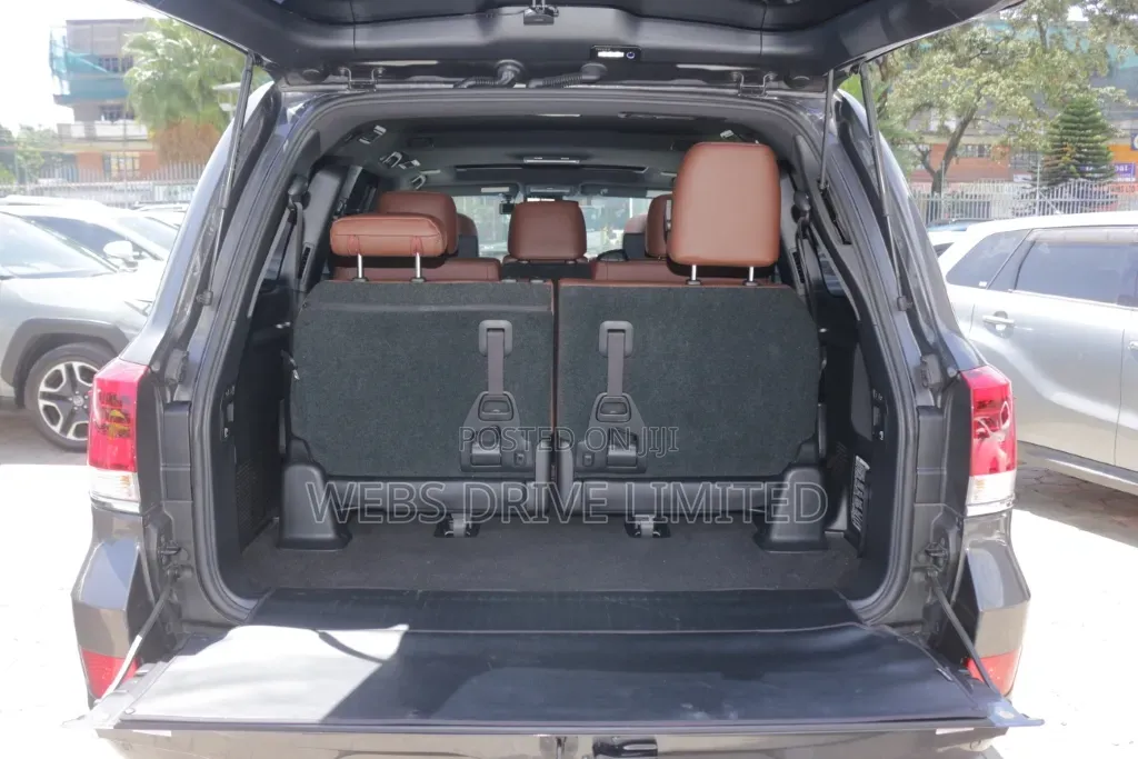 Toyota Land Cruiser 4.6 V8 ZX 2020 Gray