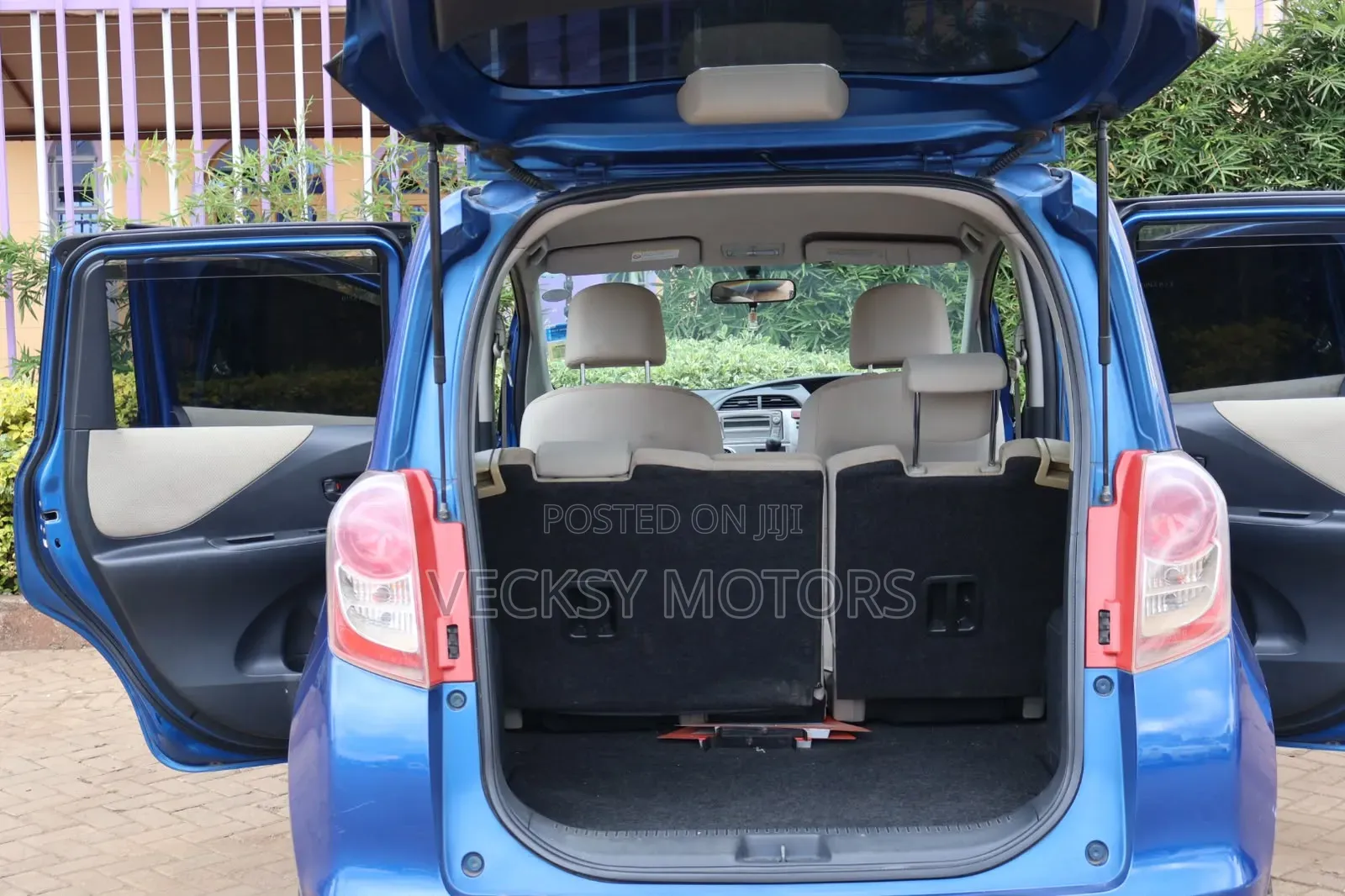 Toyota Ractis 2010 Blue