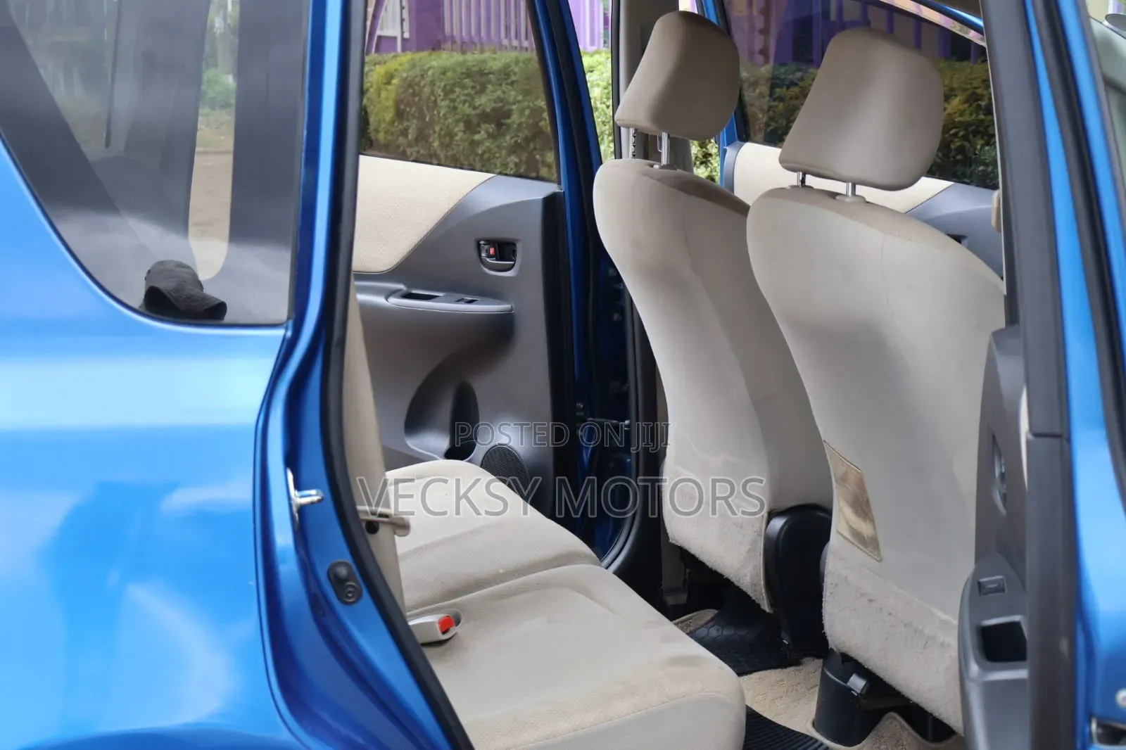 Toyota Ractis 2010 Blue