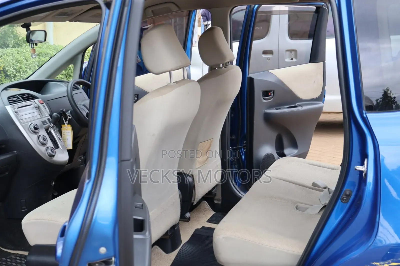 Toyota Ractis 2010 Blue