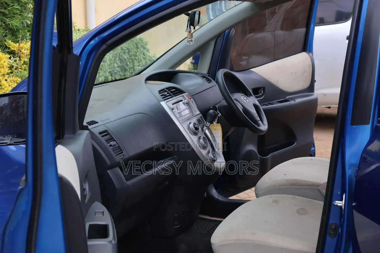 Toyota Ractis 2010 Blue