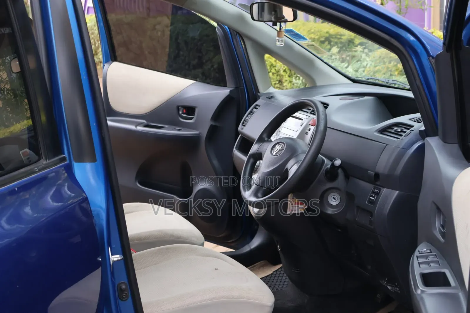 Toyota Ractis 2010 Blue