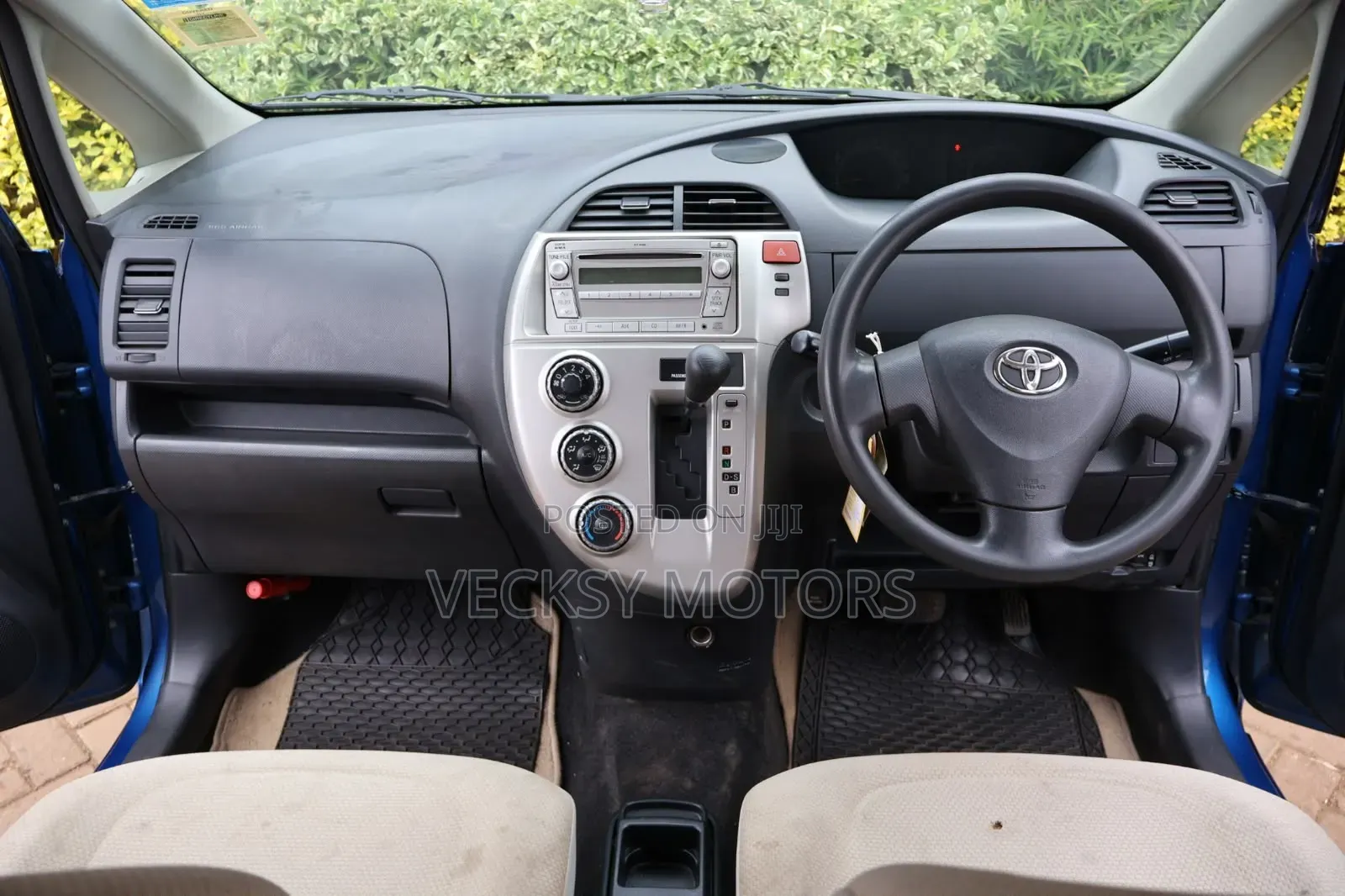 Toyota Ractis 2010 Blue