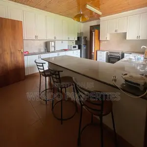 4bdrm Penthouse in State House Area for rent