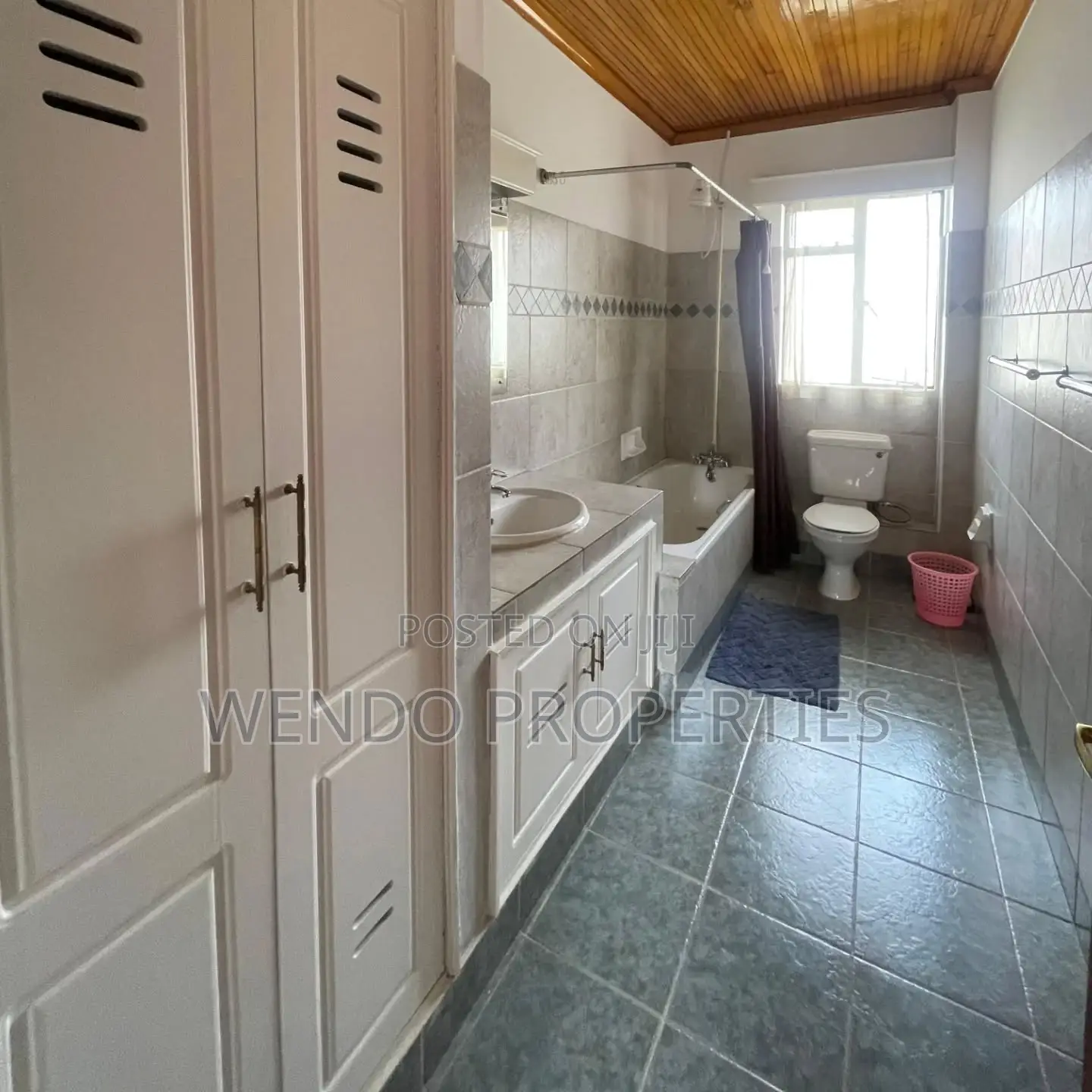 4bdrm Penthouse in State House Area for rent