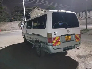 Toyota Hilux 2001 White
