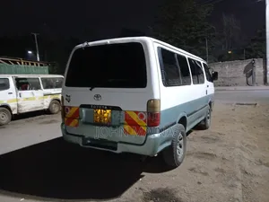 Toyota Hilux 2001 White