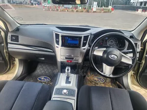 Subaru Outback 2.5i 2010 Gold