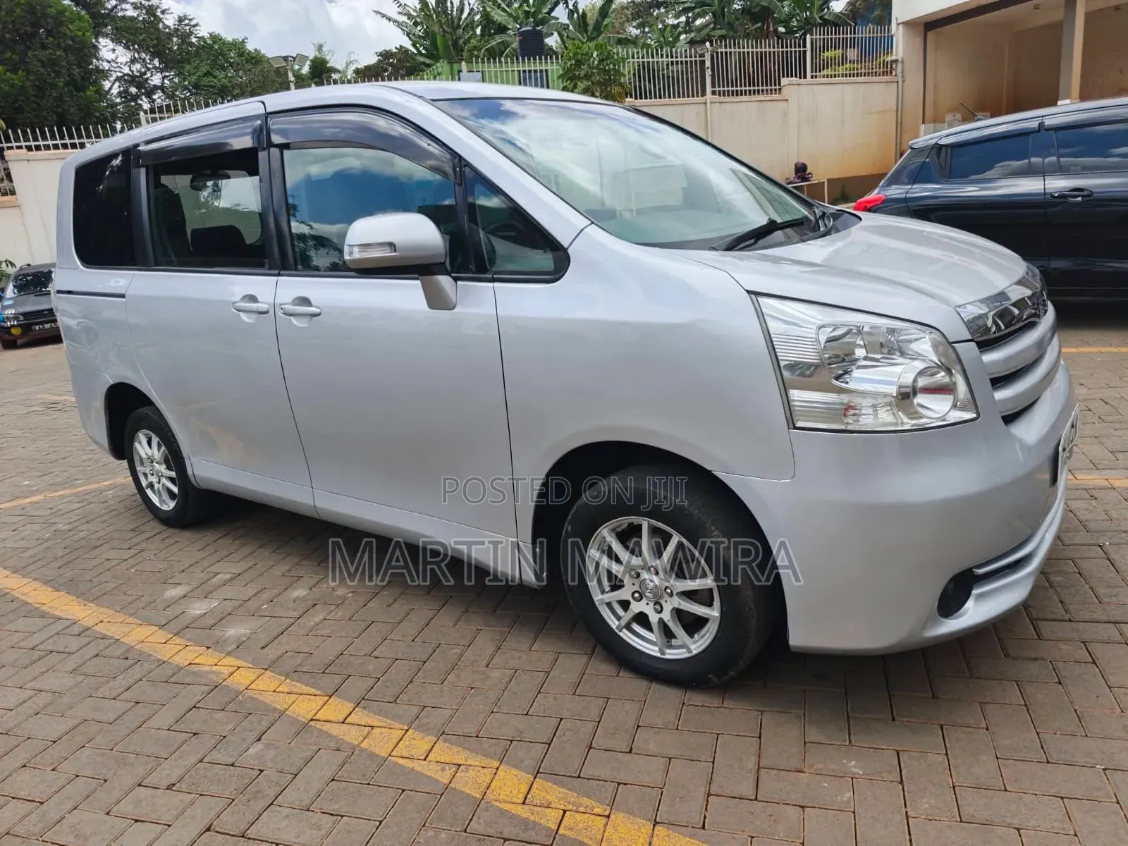 Toyota Noah 2009 Silver