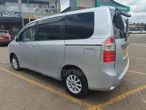 Toyota Noah 2009 Silver