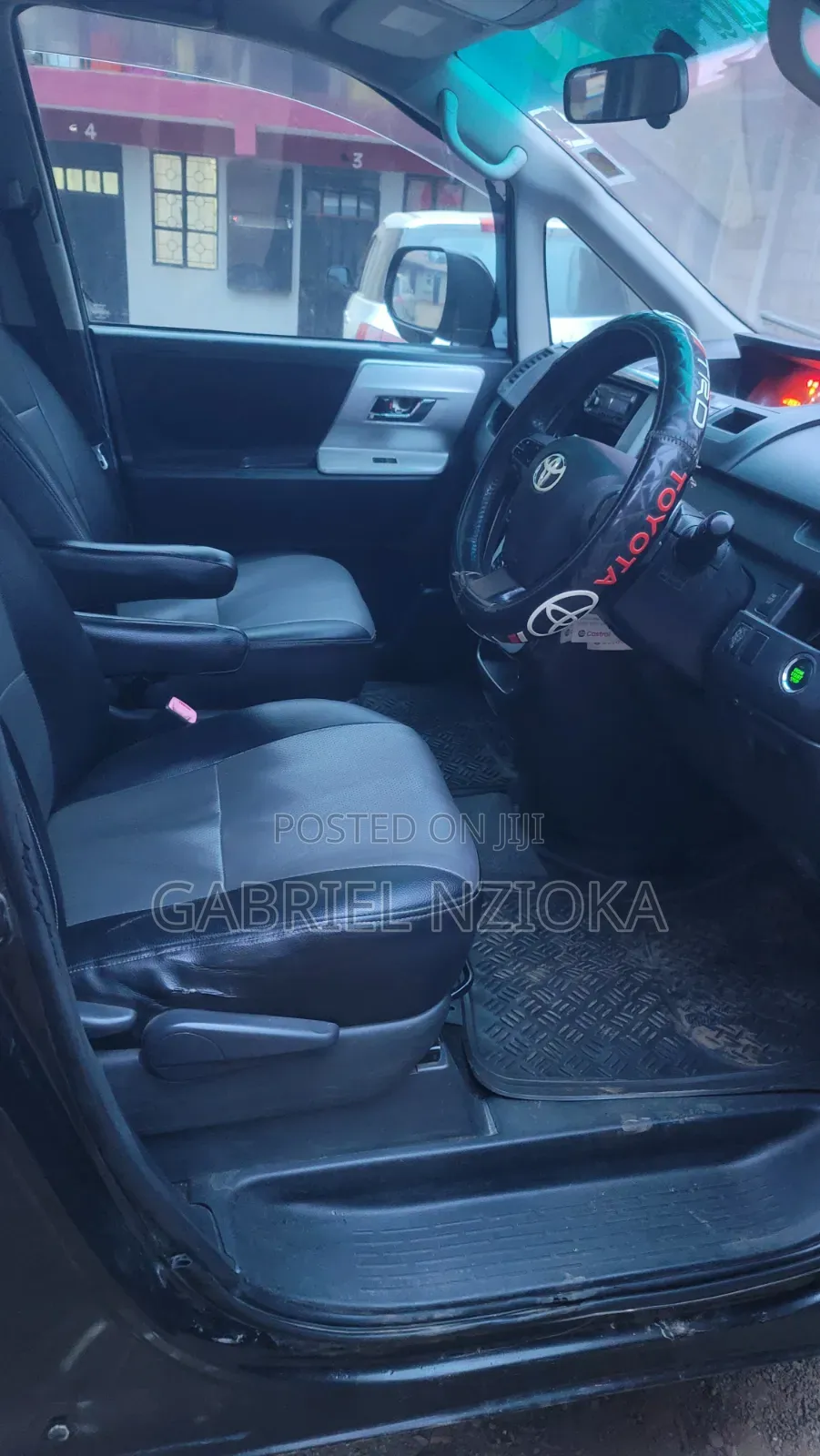 Toyota Voxy V 2WD 7-Seater 2010 Black