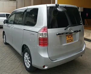 Toyota Noah 2009 Silver