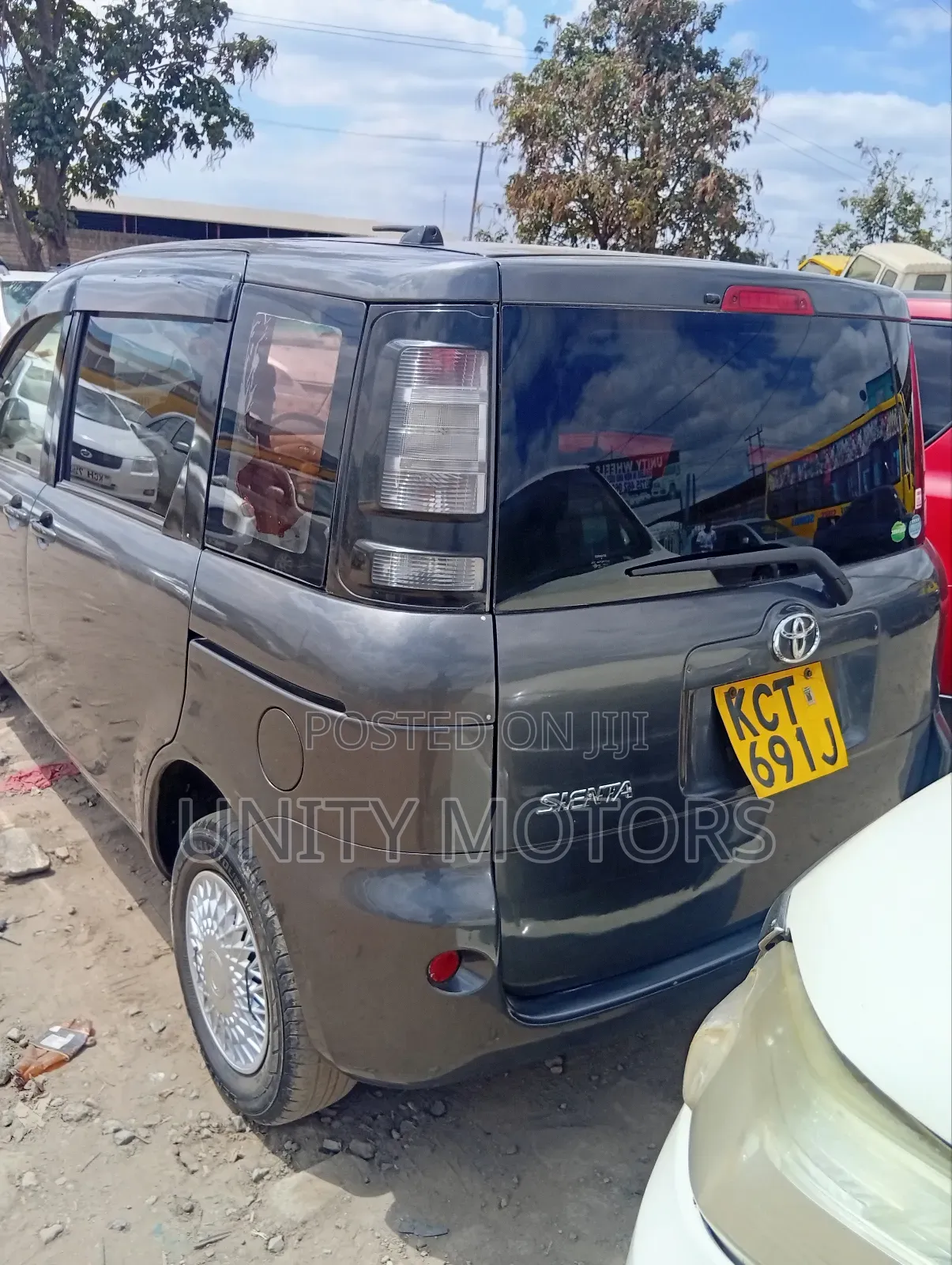 Toyota Sienta 2011 Gray