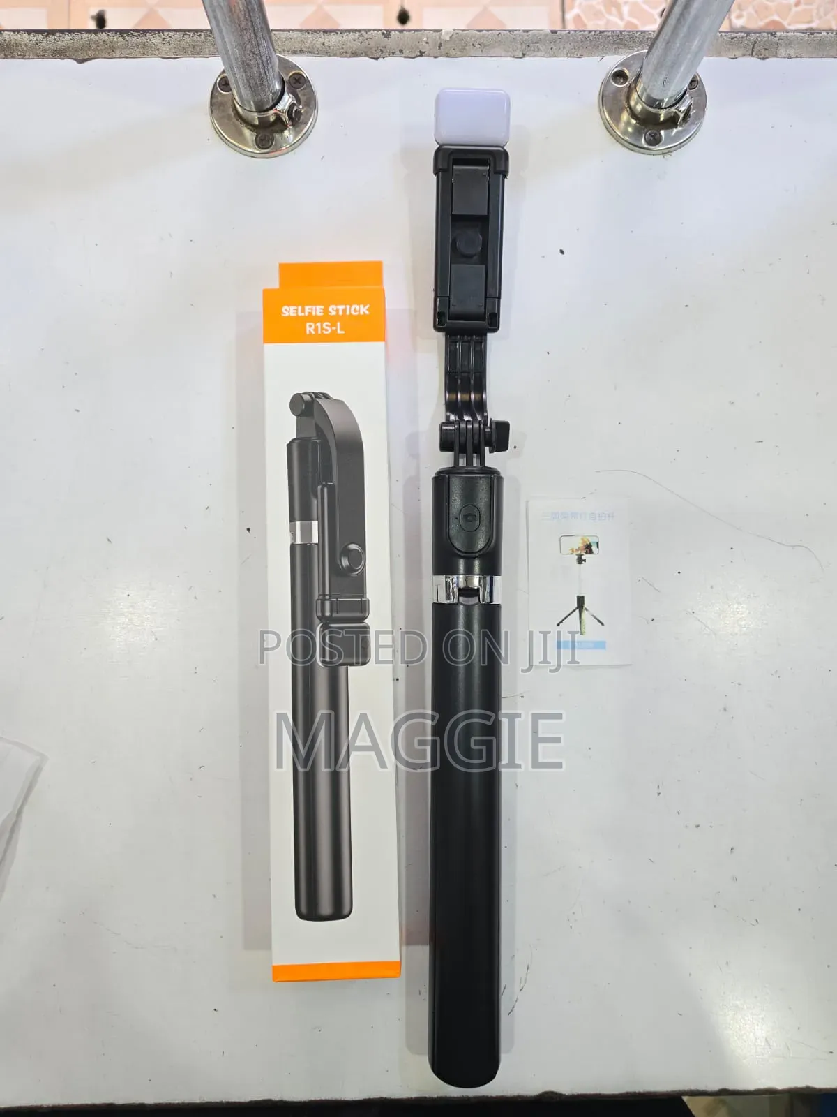 R1s Selfie Stick With Light