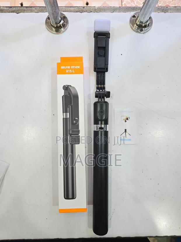 R1s Selfie Stick With Light