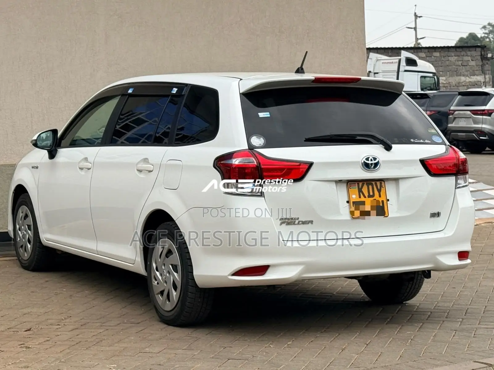 Toyota Corolla Fielder 1.5 Hybrid FWD 2019 White