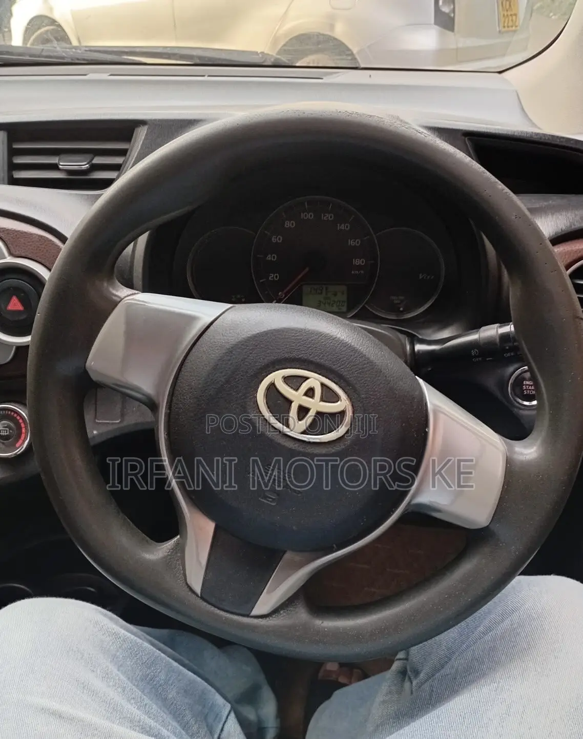 Toyota Vitz 1.0 FWD 5dr 2012 Red