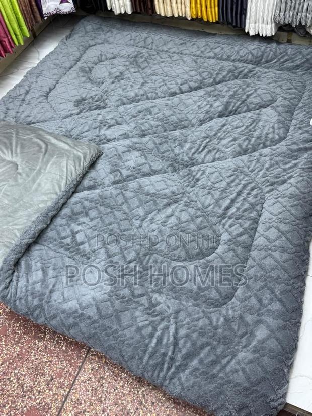 Heavy Sherpa Woolen Duvet Sets
Material - Woolen - thumbnail 2