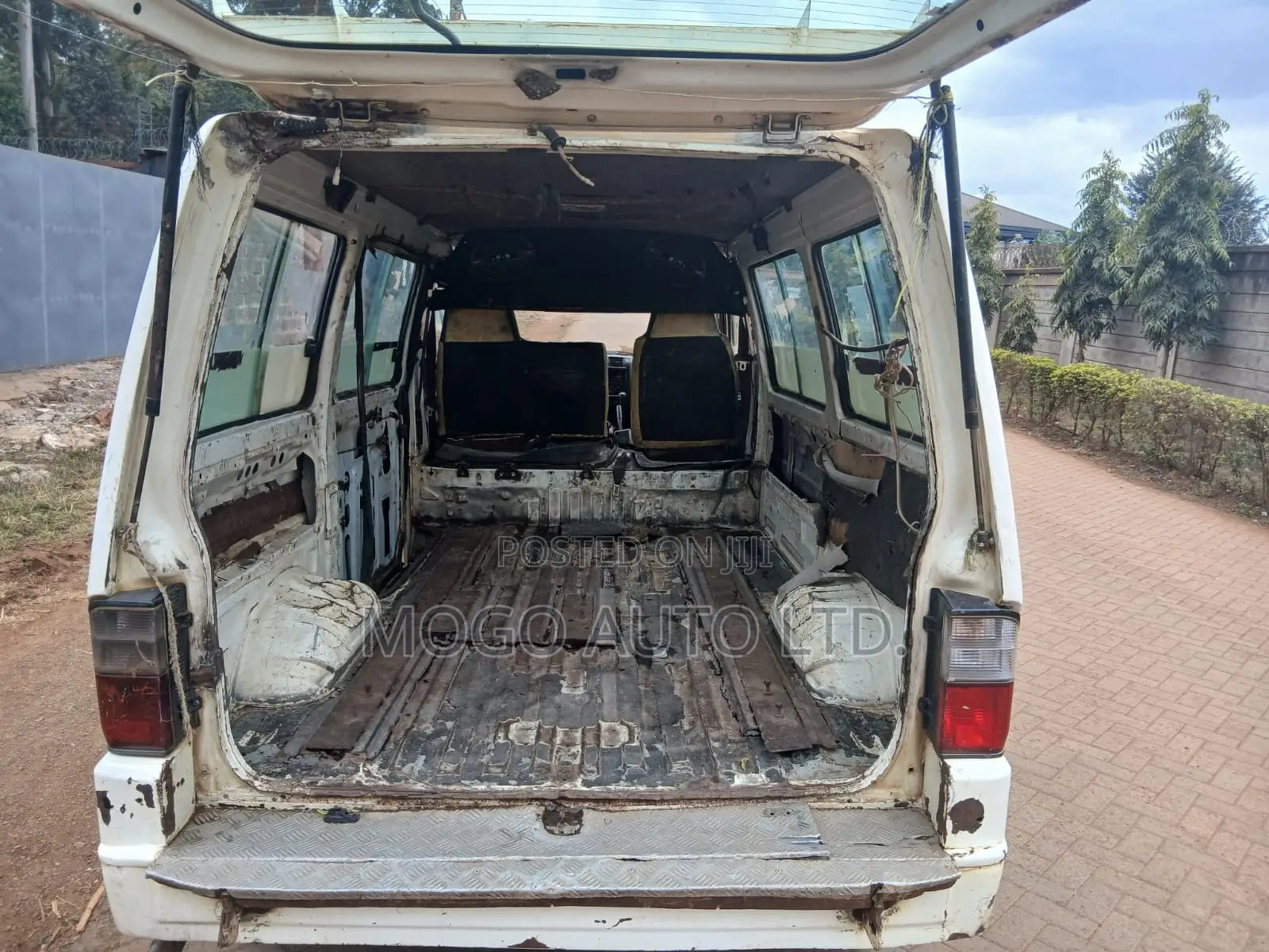 Nissan Caravan 2005 White