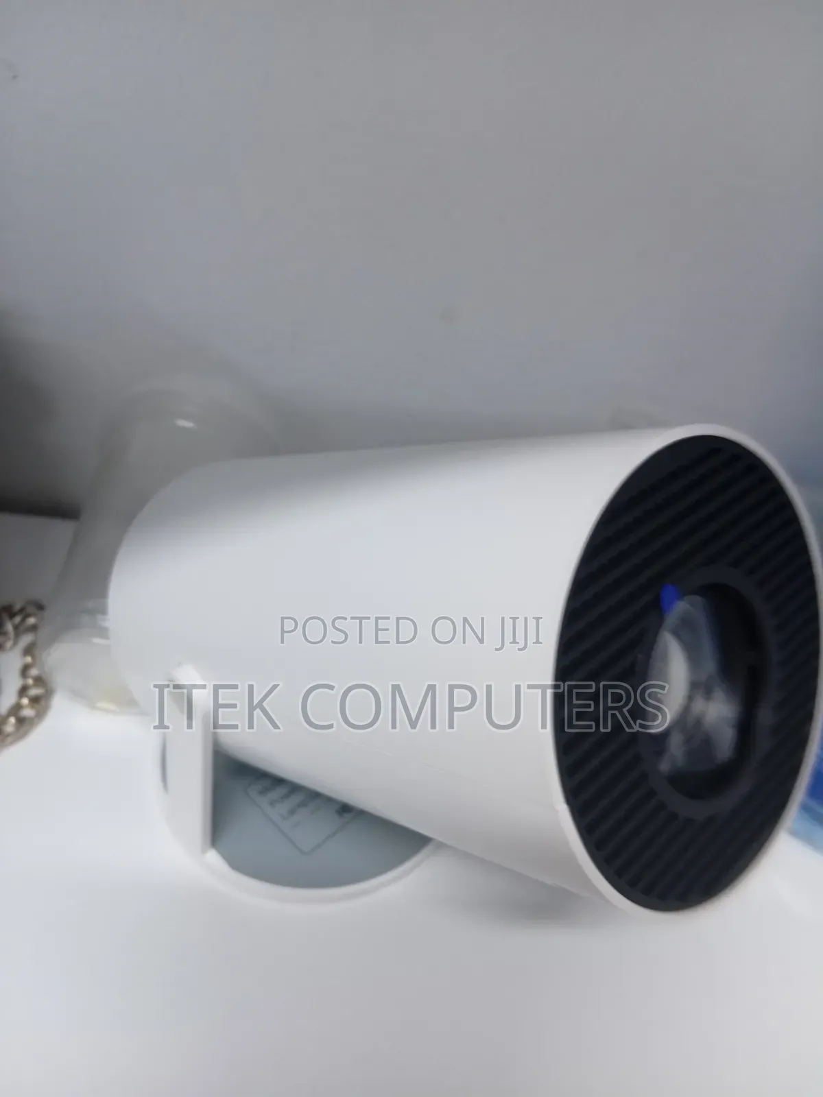 Integrated Stand Structure for Practical Projection Placement