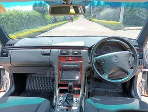 Mercedes-Benz 220E 1997 Silver