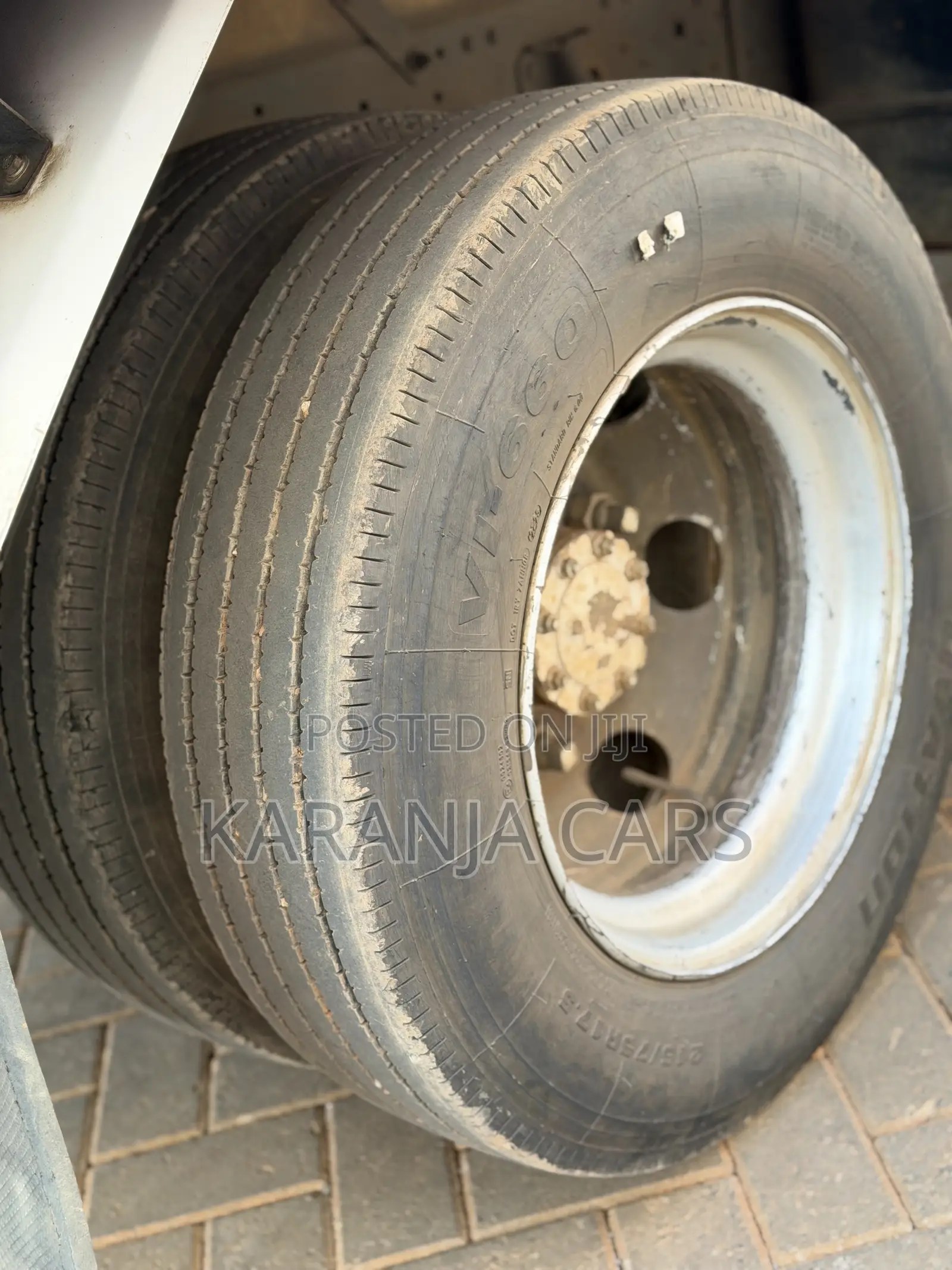 Isuzu Elf Track 2015 White