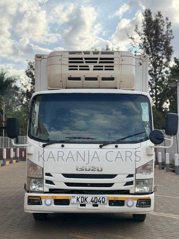 Isuzu Elf Track 2015 White